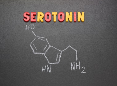 Qual a função da serotonina no combate à depressão?
